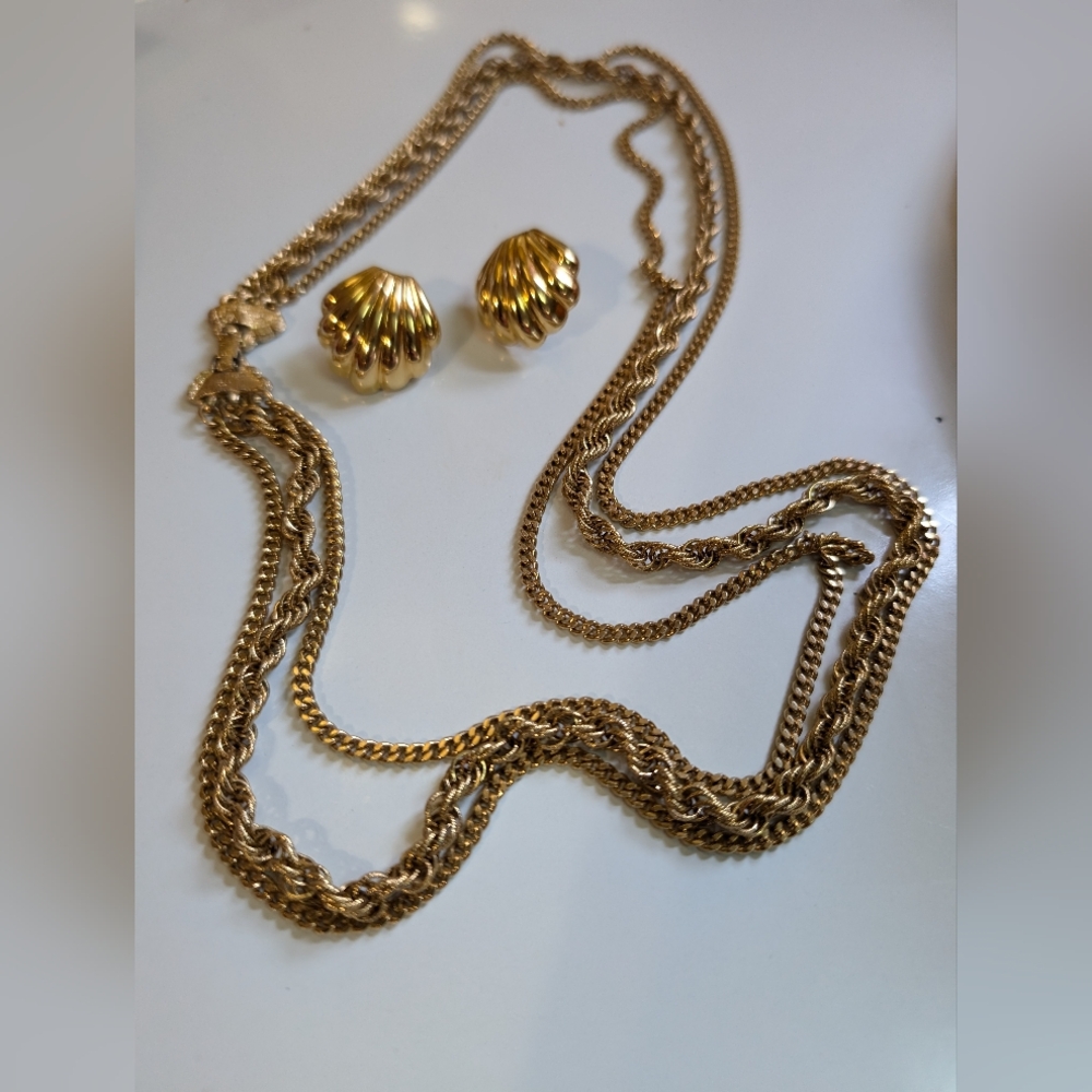 #94 Vintage Monet Three Strand Gold Necklace & Earrings. With Very Small Bangle - Picture 4 of 4